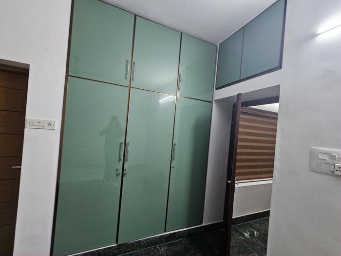 Lacquered-glass wardrobe